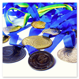 Medale i trofea dla szkolnych zawodów