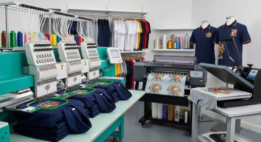 Personalizacja odzieży szkolnej — haft i nadruk